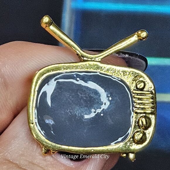 Retro Television TV Off Pin Goldtone Enamel Front Screen 80s Antenna Scarf & Tie - Picture 12 of 12